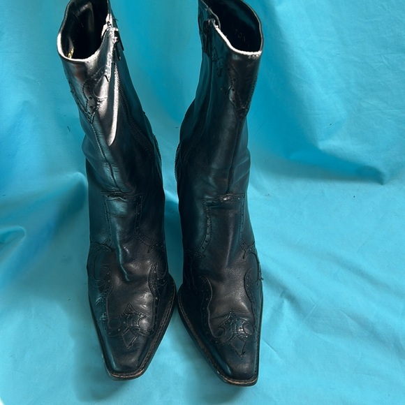 2pr Antonio Melani  pleather,size 8.5 boots. One pr is black , other is caramel - Picture 2 of 16